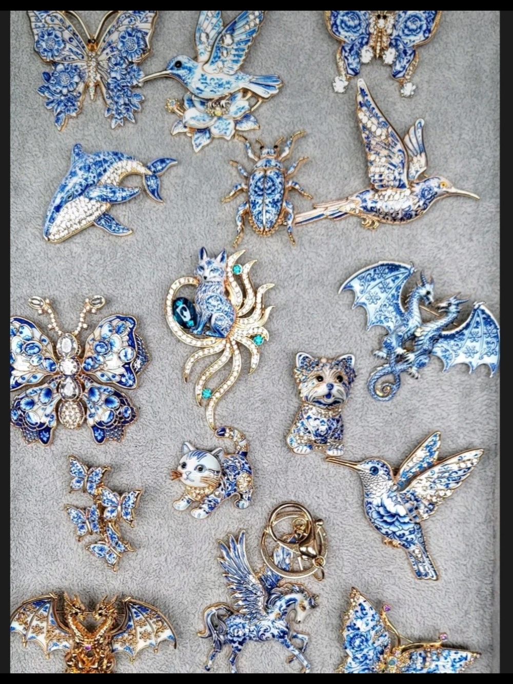 💎🤍Porcelain-Look Brooch Collection in blue/white with gold-tone🤍💎NWT